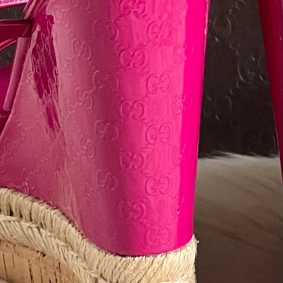 AUTHENTIC GUCCI MONOGRAM HOT PINK SANDALS - Picture 10 of 12